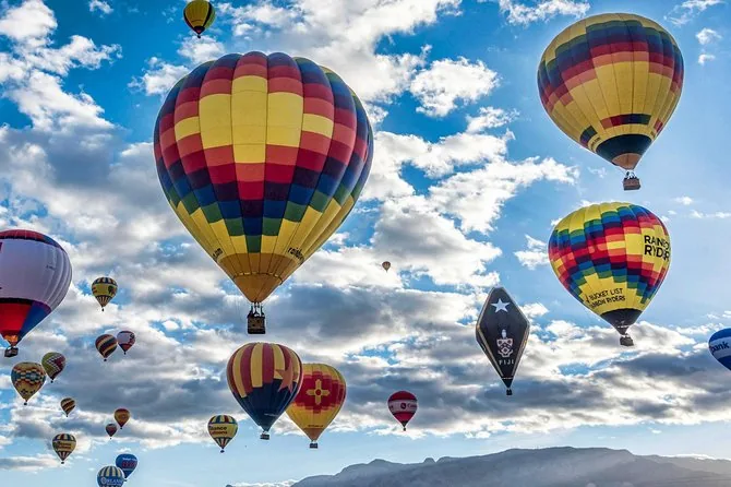 Heißluftballonfahrt bei Sonnenaufgang mit Sektempfang