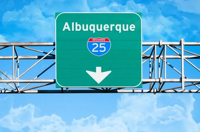 Un cartello autostradale verde di Albuquerque contro il cielo blu