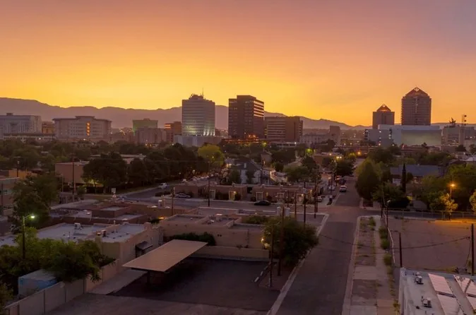 Die Skyline von Albuquerque bei Sonnenuntergang mit den Bergen im Hintergrund